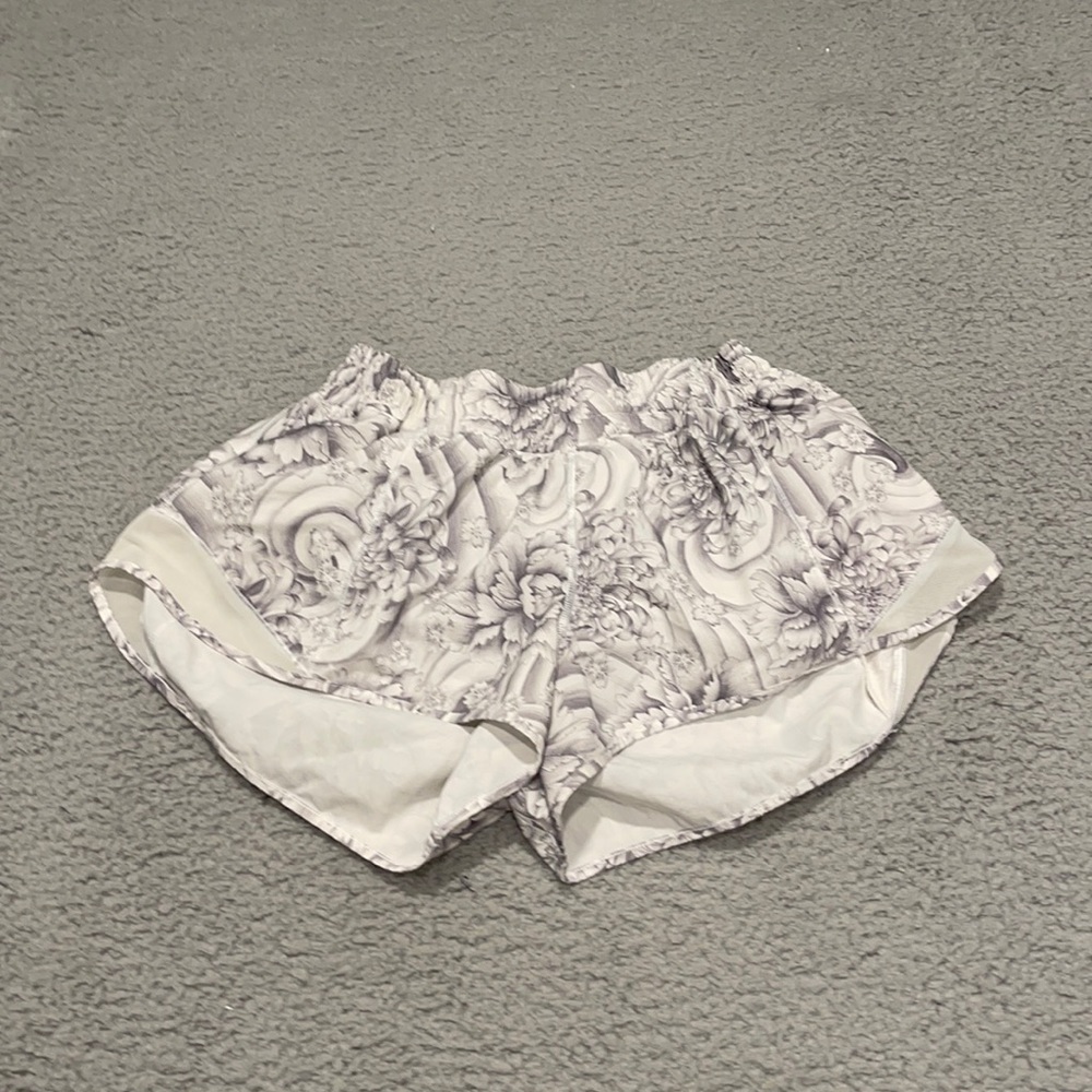 Lululemon Mini Twine White Multi Gray Floral Print Hotty Hot Shorts ll size 8